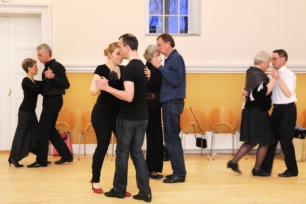 Dansegulvet var fuld af danseglade par, der viste deres kunnen i den ædle tango. Foto: Peter Dahlerup